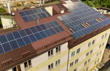 Fotovoltaické panely na střeše bytového domu